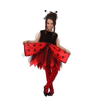 Menina com fato de joaninha vermelho e preto