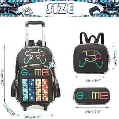Conjunto mochila com rodas, mochila pequena e estojo preto com estampas coloridas de comandos de videojogos e a palavra GAME.