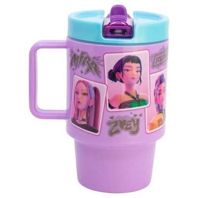 Caneca roxa de plástico com tampa azul e ilustrações de personagens femininas.