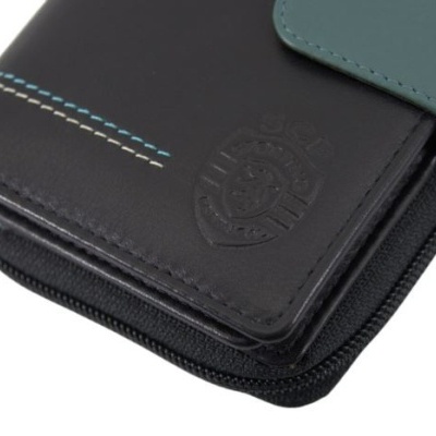 Carteira preta de pele sintética com fecho e detalhe verde