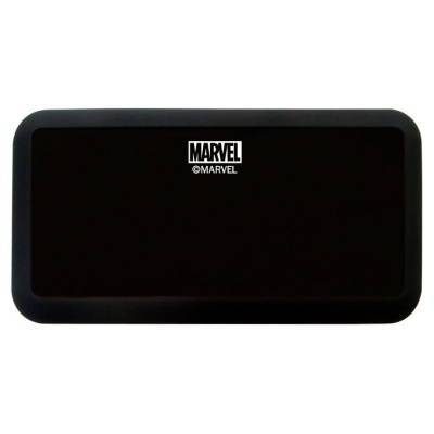 Tapete retangular preto com logo MARVEL branco no centro