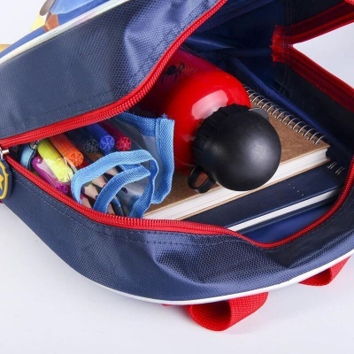 Mochila azul com conteúdo escolar visível, incluindo garrafa, cadernos e material de escrita