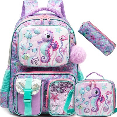 Mochila infantil lilás com desenhos de cavalos-marinhos e acessórios combinando