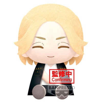 Pelúcia de personagem anime com cabelo loiro sentado, veste roupa preta e dourada.