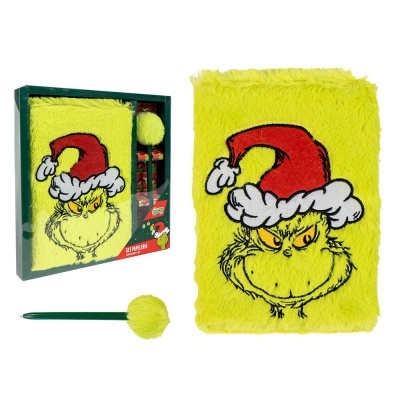 Caderno com capa felpuda amarela e estampa do Grinch com chapéu de Natal e caneta verde com ponta felpuda amarela