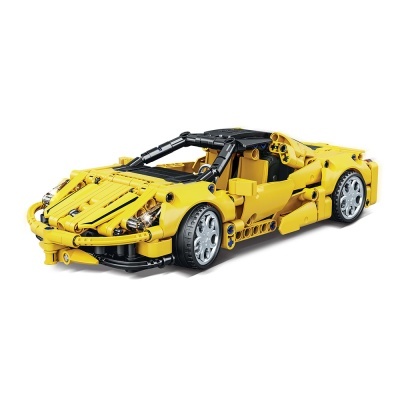 Modelo LEGO de carro desportivo amarelo com detalhes pretos e rodas prateadas
