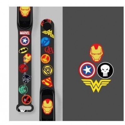 Pulseiras de silicone pretas com ícones coloridos de super-heróis da Marvel e DC