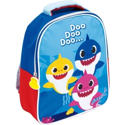 Mochila infantil Baby Shark azul e vermelha com personagens e texto Doo Doo Doo.