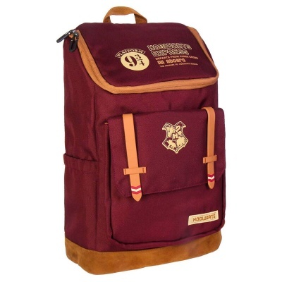 Mochila bordo com bolso frontal, detalhes castanhos e estampas de Hogwarts