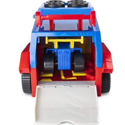 Veículo de brinquedo com trator azul no compartimento traseiro aberto