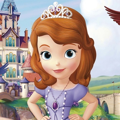 Personagem infantil em vestido roxo com tiara e colar, castelo ao fundo