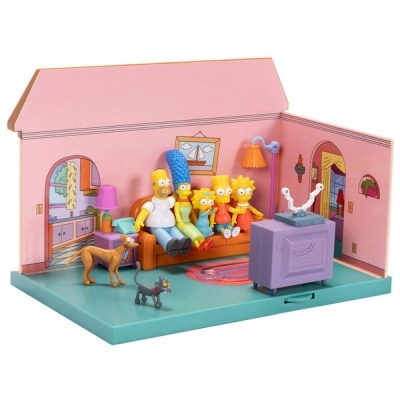 Miniatura da sala dos Simpsons com personagens sentadas no sofá e televisão