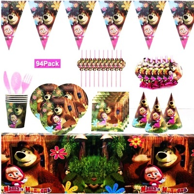 Conjunto de festa Masha e o Urso, 94 peças, com bandeirolas, pratos, copos, chapéus, palhinhas e talheres de plástico decorados.