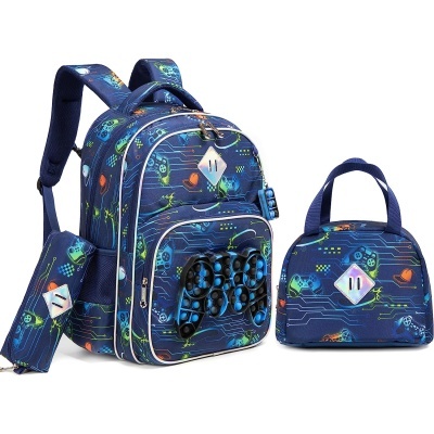 Conjunto mochila azul com padrão digital e controle de videojogo 3D, estojo e bolsa térmica