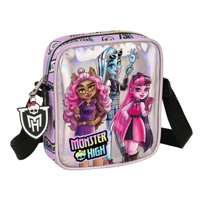 Bolsa infantil Monster High com personagens coloridas em material holográfico prateado e alça preta