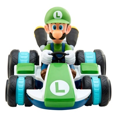 Carrinho de corrida verde com figura do Luigi de boné verde e letra L