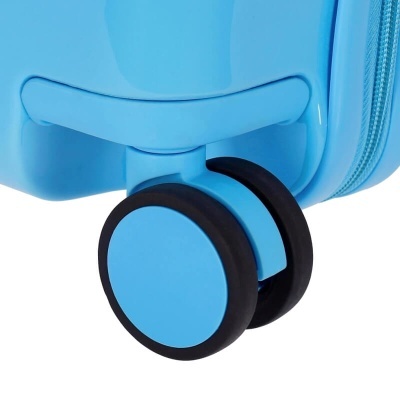 Roda dupla azul e preta numa mala de viagem azul clara