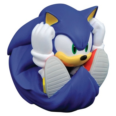 Figura de brinquedo do personagem Sonic com corpo azul e luvas brancas.