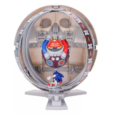 Figura colecionável de Sonic e robô numa estrutura circular cinzenta com base.