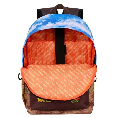 Mochila com interior laranja e texto DRAGON BALL SUPER, exterior azul com nuvens e base castanha