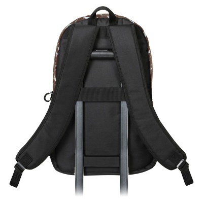 Mochila com alças pretas e padrão castanho vista por trás em carrinho de viagem.