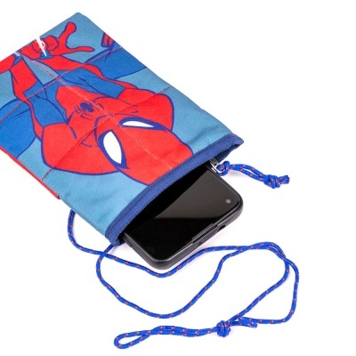 Estojo tecido azul Homem-Aranha com cordão e smartphone preto dentro