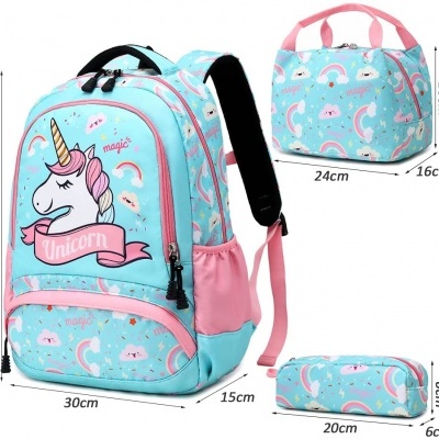 Conjunto mochila, saco e estojo unicórnio azul e rosa com padrão nuvens e arcos-íris