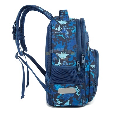 Mochila escolar azul com padrão de dinossauros e bolso lateral em malha