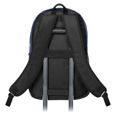 Mochila com alças acolchoadas pretas e padrão azul e vermelho vista de trás fixada em barra metálica.
