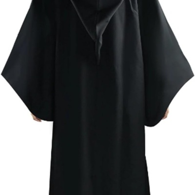 Capa preta longa com capuz bordô, vista de costas