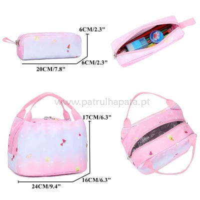 Conjunto de bolsa de tom rosa com padrão de nuvens e pequenos desenhos coloridos, com estojo e bolsa maior.