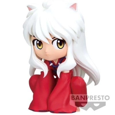 Figura colecionável de personagem com cabelo branco e roupa vermelha sentada