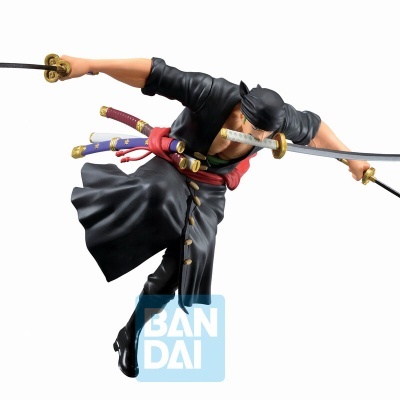 Figura de ação de personagem com três espadas em pose dinâmica e logotipo BANDAI