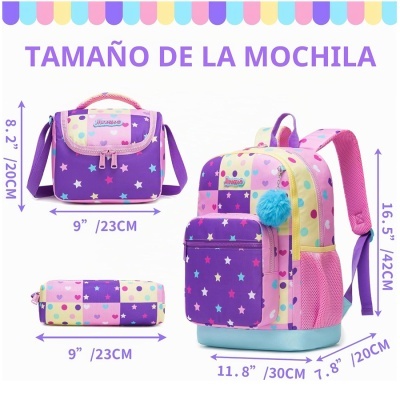 Conjunto de mochila colorida com padrão de corações e estrelas.