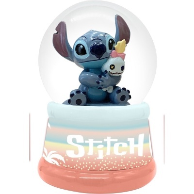 Globo de neve com personagem Stitch azul segurando boneco branco e base colorida com texto