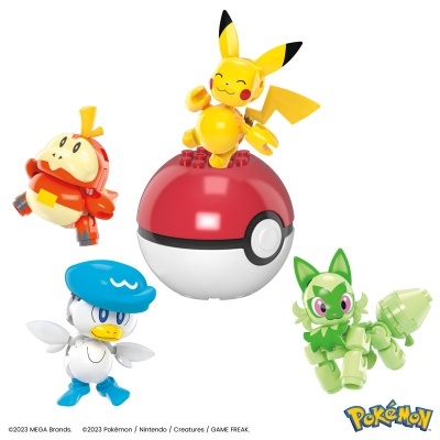 Figuras de brinquedo Pokémon em plástico colorido com Pikachu sobre Pokébola em fundo branco