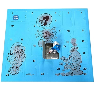 Calendário azul de advento com imagens a preto de Smurfs e figura pequena de plástico
