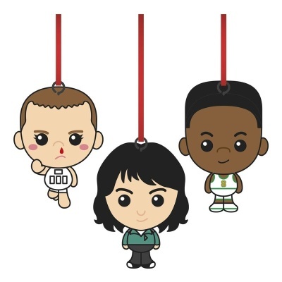 Três figuras penduradas em cordões vermelhos, estilo chibi