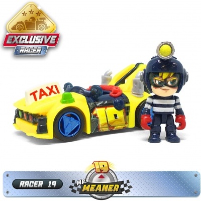 Brinquedo de carro amarelo tipo táxi com figura de personagem vestindo preto e branco ao lado.