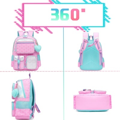 Mochila rosa e azul com pompom e estampas de coração vista de vários ângulos