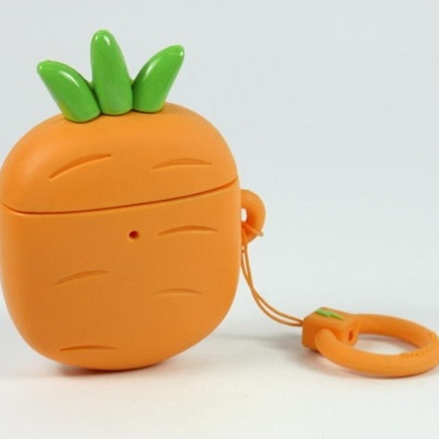 Estojo plástico laranja em forma de cenoura com folhas verdes e argola