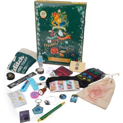 Caixa de calendário de advento Hogwarts verde com vários itens temáticos espalhados