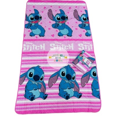 Cobertor rosa com personagens Stitch em azul e listras horizontais