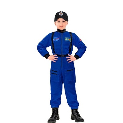 Criança vestindo macacão azul com patches NASA e IFFO, botas pretas e boné preto