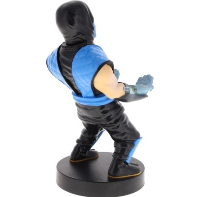 Figura colecionável de personagem com colete azul e capuz preto em base preta
