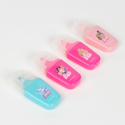 Quatro mini garrafas coloridas com etiquetas da Barbie