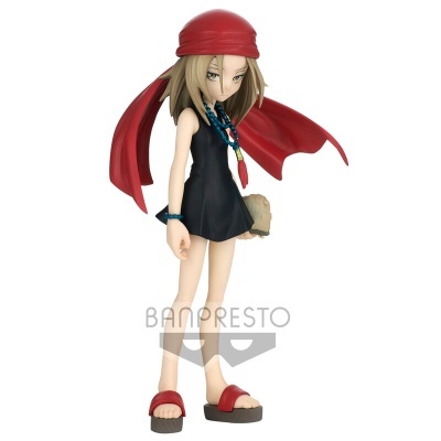 Figura de ação feminina com vestido preto e lenço vermelho