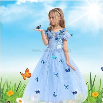 Vestido azul claro para criança com padrão de borboletas e mangas curtas, em cenário de céu azul e flores.