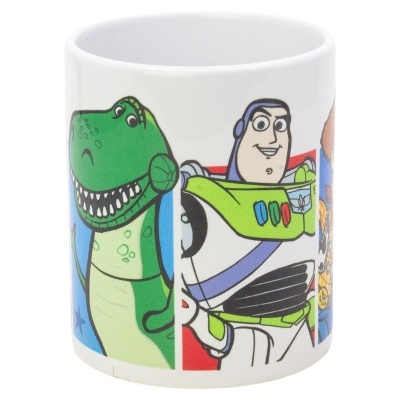 Caneca branca com personagens do Toy Story desenhados.