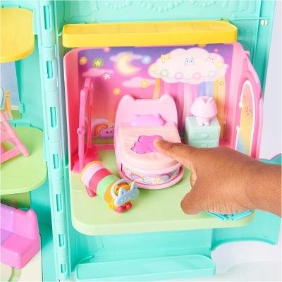 Quarto infantil de brinquedo plástico em cores pastel com cama rosa e elementos decorativos de nuvem e gatos